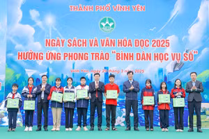 Lãnh đạo TP Vĩnh Yên tặng sách về chuyển đổi số tới học sinh có thành tích cao trong học tập. Ảnh: Trà Hương