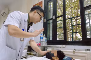 K. và A. bị thương khi học cách chế tạo pháo trên mạng. (Ảnh: Bệnh viện cung cấp)