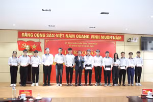 Bí thư Tỉnh ủy Vĩnh Phúc khen thưởng học sinh Trường THPT Chuyên Vĩnh Phúc có thành tích cao tại Kỳ thi chọn HSG quốc gia.