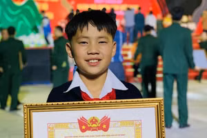 Em Vàng Mí Chung nhận Bằng khen của Trung ương Đoàn Thanh niên Cộng sản Hồ Chí Minh.