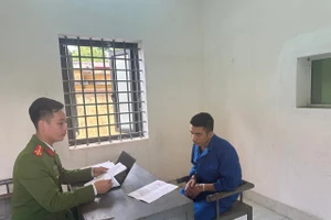 Cơ quan điều tra lấy lời khai của Trần Quang Hiếu. Ảnh: Công an tỉnh Phú Thọ