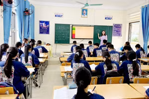 Các em học sinh khối 9, Trường THCS thị trấn Yên Minh tích cực ôn tập. (Ảnh: Phạm Hoan)