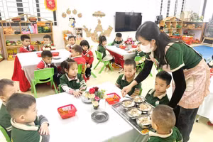 Trường Mầm non Hội Hợp B (phường Vĩnh Yên, Phú Thọ) chuẩn bị bữa ăn trưa cho trẻ.