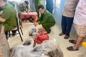 Lực lượng chức năng thu giữ tang vật. Ảnh: Công an tỉnh Tuyên Quang