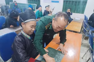 Trung tá Hàn Seo Chúng tích cực tham gia hỗ trợ các lớp xóa mù chữ cho bà con.