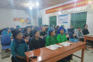 Lớp học xoá mù chữ tại Cóc Mui Hạ, xã Thàng Tín thu hút nhiều học viên tham gia.