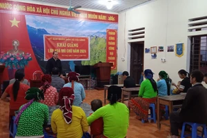 Khai giảng lớp xóa mù chữ cho phụ nữ thôn Mã Pì Lèng, xã Đồng Văn, Tuyên Quang.