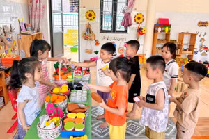 Hoạt động ngoại khóa của cô và trò Trường mầm non Hương Cam, xã Cao Phong, tỉnh Phú Thọ.