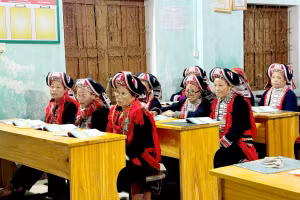 Lớp học xóa mù chữ ở thôn Đoàn Kết, xã Hồ Thầu, tỉnh Tuyên Quang.