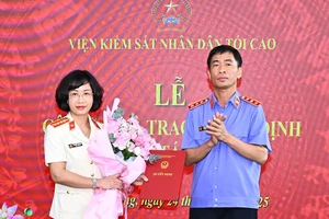 Phó Viện trưởng Viện KSND Tối cao Nguyễn Duy Giảng trao Quyết định bổ nhiệm cho bà Nguyễn Thị Mai Lập.