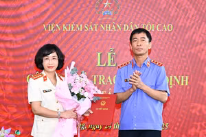 Phó Viện trưởng Viện KSND Tối cao Nguyễn Duy Giảng trao Quyết định bổ nhiệm cho bà Nguyễn Thị Mai Lập.