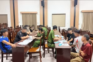 Nhóm người tổ chức trông giữ xe trái phép bị công an xử lý. Ảnh: Công an tỉnh Phú Thọ.