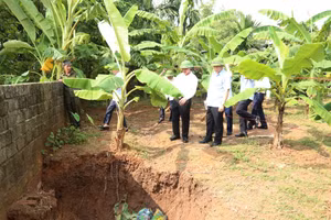 Phó Chủ tịch UBND tỉnh Phú Thọ Đinh Công Sứ kiểm tra sạt lở tại xã Hiền Quan.