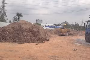 Hiện trường vụ đổ chất thải trái phép. Ảnh: Công an tỉnh Phú Thọ