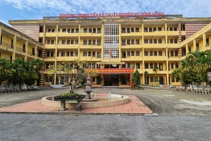 Tiếp nhận đất, cơ sở vật chất Trường Trung cấp Kỹ thuật và Nghiệp vụ Sông Hồng (cũ) để bố trí xây dựng Trường THPT Quang Trung. Ảnh minh họa