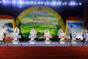 Đại biểu ấn nút khai mạc Chương trình “Sắc màu Du lịch Đất Tổ” và phát động hưởng ứng kích cầu du lịch năm 2026.