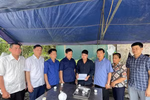 Phó Chủ tịch UBND tỉnh Tuyên Quang Nguyễn Thế Giang thăm hỏi, động viên gia đình nạn nhận tử vong do hỏa hoạn.