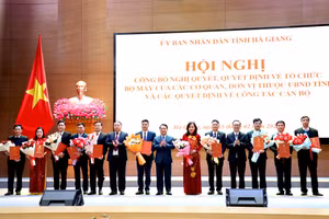 Lãnh đạo tỉnh Hà Giang trao Quyết định, tặng hoa chúc mừng các đơn vị được thành lập, tổ chức lại.