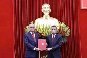 Trưởng Ban Tổ chức Trung ương Lê Minh Hưng (bìa phải) trao quyết định cho ông Phạm Đại Dương.