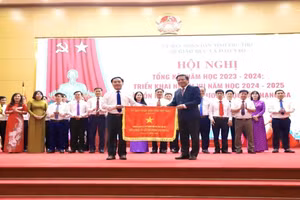 Ông Phan Trọng Tấn – Phó Chủ tịch UBND tỉnh Phú Thọ trao Cờ Đơn vị Xuất sắc dẫn đầu phong trào thi đua cho nhà trường.