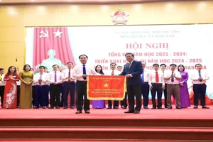 Ông Phan Trọng Tấn – Phó Chủ tịch UBND tỉnh Phú Thọ trao Cờ Đơn vị Xuất sắc dẫn đầu phong trào thi đua cho nhà trường.