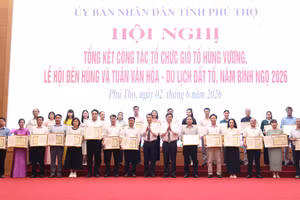 Chủ tịch UBND tỉnh Phú Thọ trao Bằng khen cho các đơn vị có thành tích.