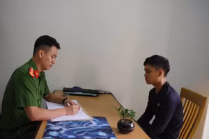 Công an lấy lời khai của Cường. Ảnh: Công an xã Lập Thạch cung cấp