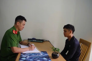 Công an lấy lời khai của Cường. Ảnh: Công an xã Lập Thạch cung cấp