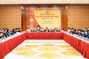 Quang cảnh phiên thảo luận tại Tổ thảo luận số 1, Đại hội đại biểu Đảng bộ tỉnh Phú Thọ lần thứ I.