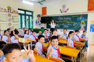 Cô trò Trường Tiểu học Chi Nê (xã Lạc Thủy, Phú Thọ) ổn định nền nếp trong ngày đầu tiên tới trường.