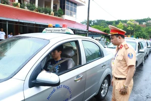 Công an Tuyên Quang lần đầu tổ chức sát hạch, cấp bằng lái xe