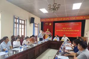 Đại diện Sở Nội vụ Vĩnh Phúc thông tin tại buổi giao ban báo chí.