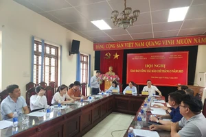 Đại diện Sở Nội vụ Vĩnh Phúc thông tin tại buổi giao ban báo chí.
