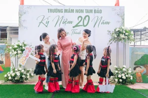 Cô và trò Trường MN Tam Đảo trong chương trình kỷ niệm 20 năm thành lập trường.