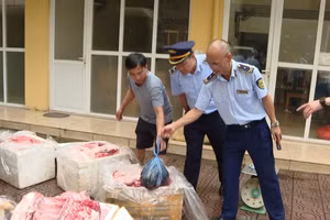 Lực lượng chức năng phát hiện và tạm giữ 450 kg sản phẩm động vật không rõ nguồn gốc xuất xứ.