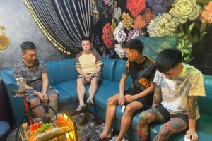 Kiểm tra quán bar Lucky Lounge, Công an phát hiện có nhiều người dương tính với ma tuý.