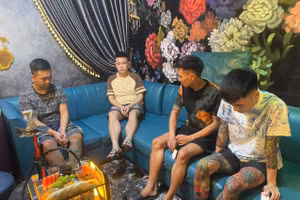 Kiểm tra quán bar Lucky Lounge, Công an phát hiện có nhiều người dương tính với ma tuý.