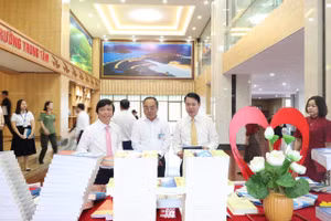 Phó Chủ tịch UBND tỉnh Phú Thọ Nguyễn Khắc Hiếu cùng các đại biểu tham quan khu trưng bày sách.