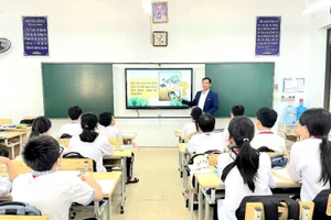 Thầy giáo Lê Hữu Việt trong giờ lên lớp.