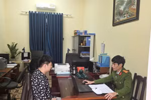 Công an xã Tiên Lương lấy lời khai của Vũ Tiến Hậu. Ảnh: Công an tỉnh Phú Thọ