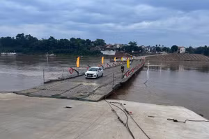 Cầu phao Phong Châu.