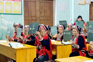 Lớp học xoá mù chữ thôn Đoàn Kết, xã Hồ Thầu, tỉnh Tuyên Quang.