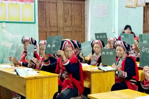 Lớp học xoá mù chữ thôn Đoàn Kết, xã Hồ Thầu, tỉnh Tuyên Quang.