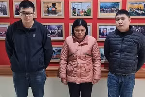 Đào Đức Anh, Nguyễn Thị Thủy và Hoàng Trung Tuyền tại cơ quan Công an. (Ảnh: Công an tỉnh Hà Giang)