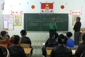 Buổi tối ở lớp học xóa mù chữ thôn Vai Lũng, xã Nấm Dẩn, tỉnh Tuyên Quang.