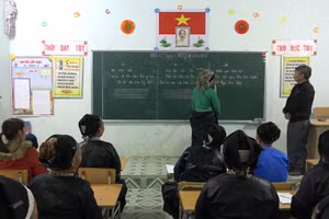 Buổi tối ở lớp học xóa mù chữ thôn Vai Lũng, xã Nấm Dẩn, tỉnh Tuyên Quang.