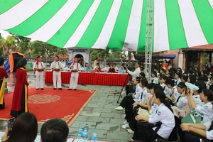 Học sinh chăm chú theo dõi tiết mục hát Trống Quân Đức Bác.