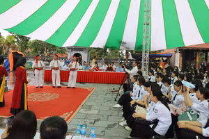 Học sinh chăm chú theo dõi tiết mục hát Trống Quân Đức Bác.