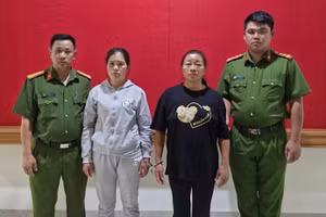 Chung Thị Xuân và Chương Thị Hợp tại cơ quan Công an. Ảnh: Công an tỉnh Hà Giang