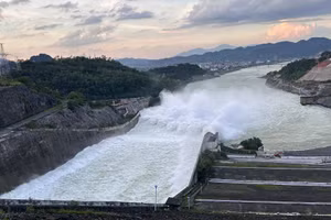 Thuỷ điện Hoà Bình tiếp tục mở thêm 1 cửa xả đáy vào tối 13/8.